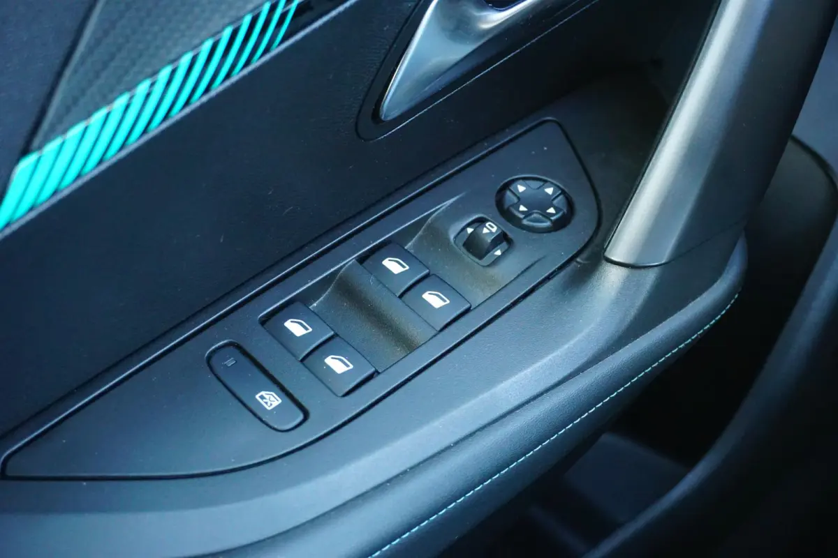 1.2 PureTech Allure Pack in Topstaat |Trekhaak |Camera |Cruise |Carplay |Android auto |LED verlichting |Stoelverwarming |Automaat |Distr. riem is vervangen
