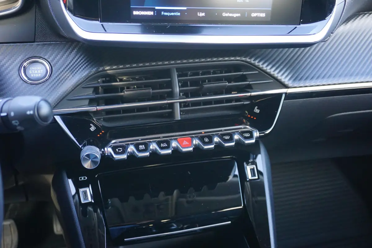 1.2 PureTech Allure Pack in Topstaat |Trekhaak |Camera |Cruise |Carplay |Android auto |LED verlichting |Stoelverwarming |Automaat |Distr. riem is vervangen
