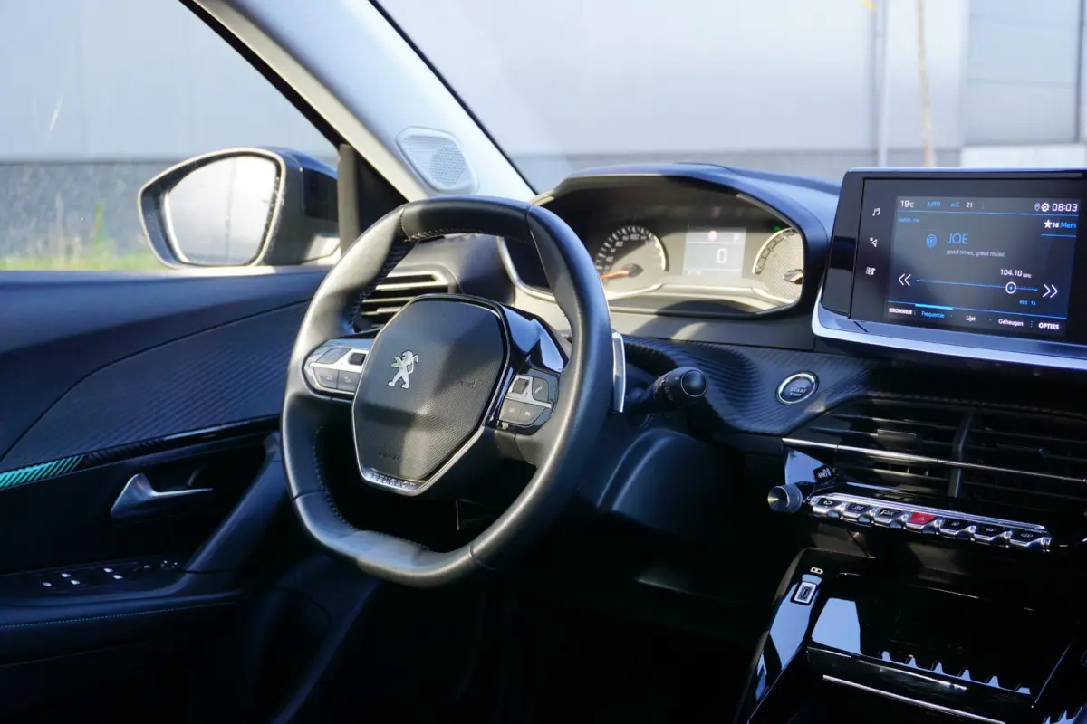 1.2 PureTech Allure Pack in Topstaat |Trekhaak |Camera |Cruise |Carplay |Android auto |LED verlichting |Stoelverwarming |Automaat |Distr. riem is vervangen