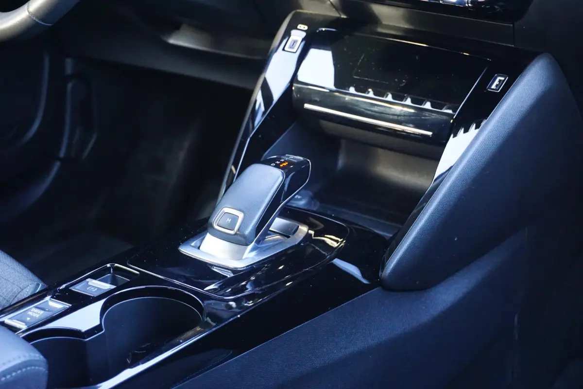 1.2 PureTech Allure Pack in Topstaat |Trekhaak |Camera |Cruise |Carplay |Android auto |LED verlichting |Stoelverwarming |Automaat |Distr. riem is vervangen
