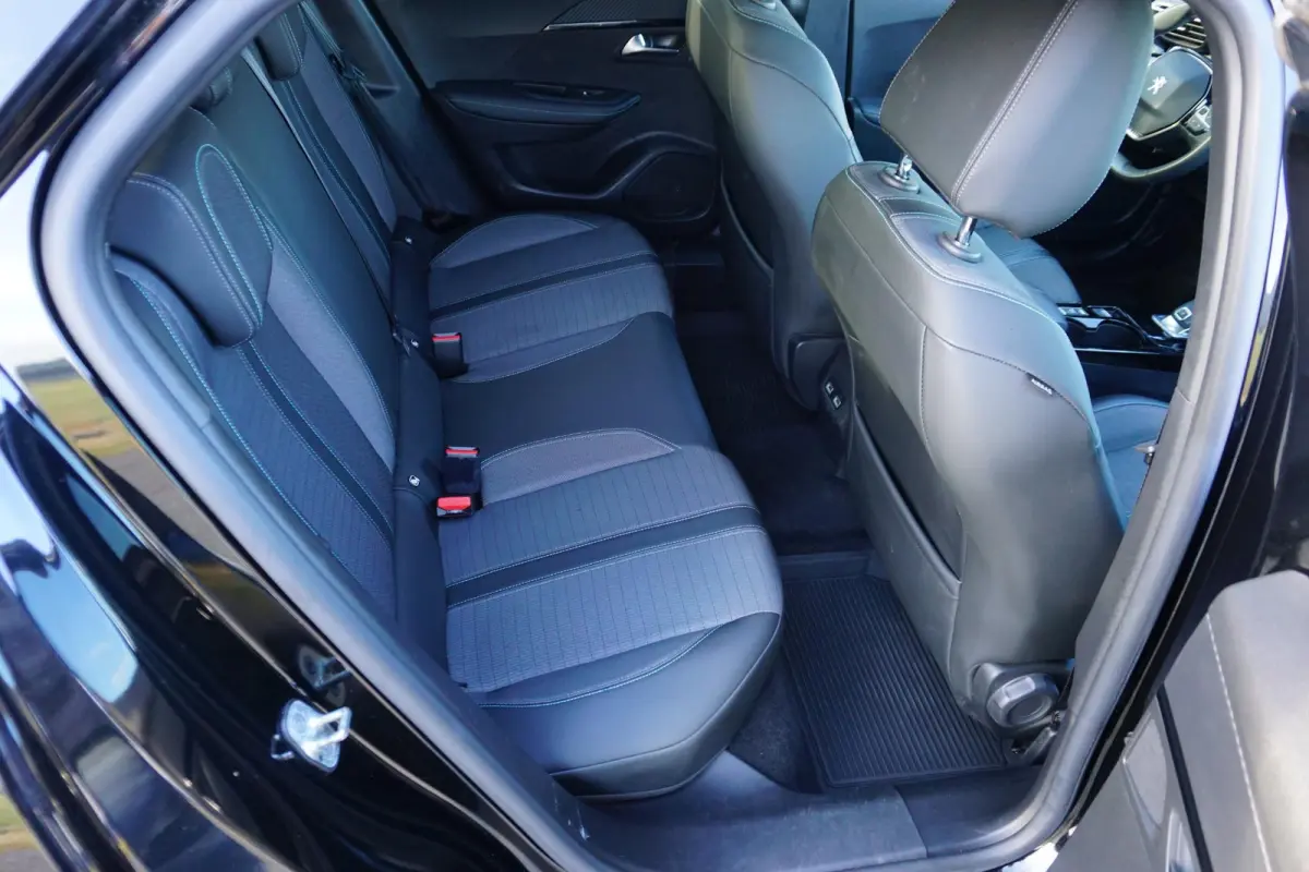1.2 PureTech Allure Pack in Topstaat |Trekhaak |Camera |Cruise |Carplay |Android auto |LED verlichting |Stoelverwarming |Automaat |Distr. riem is vervangen