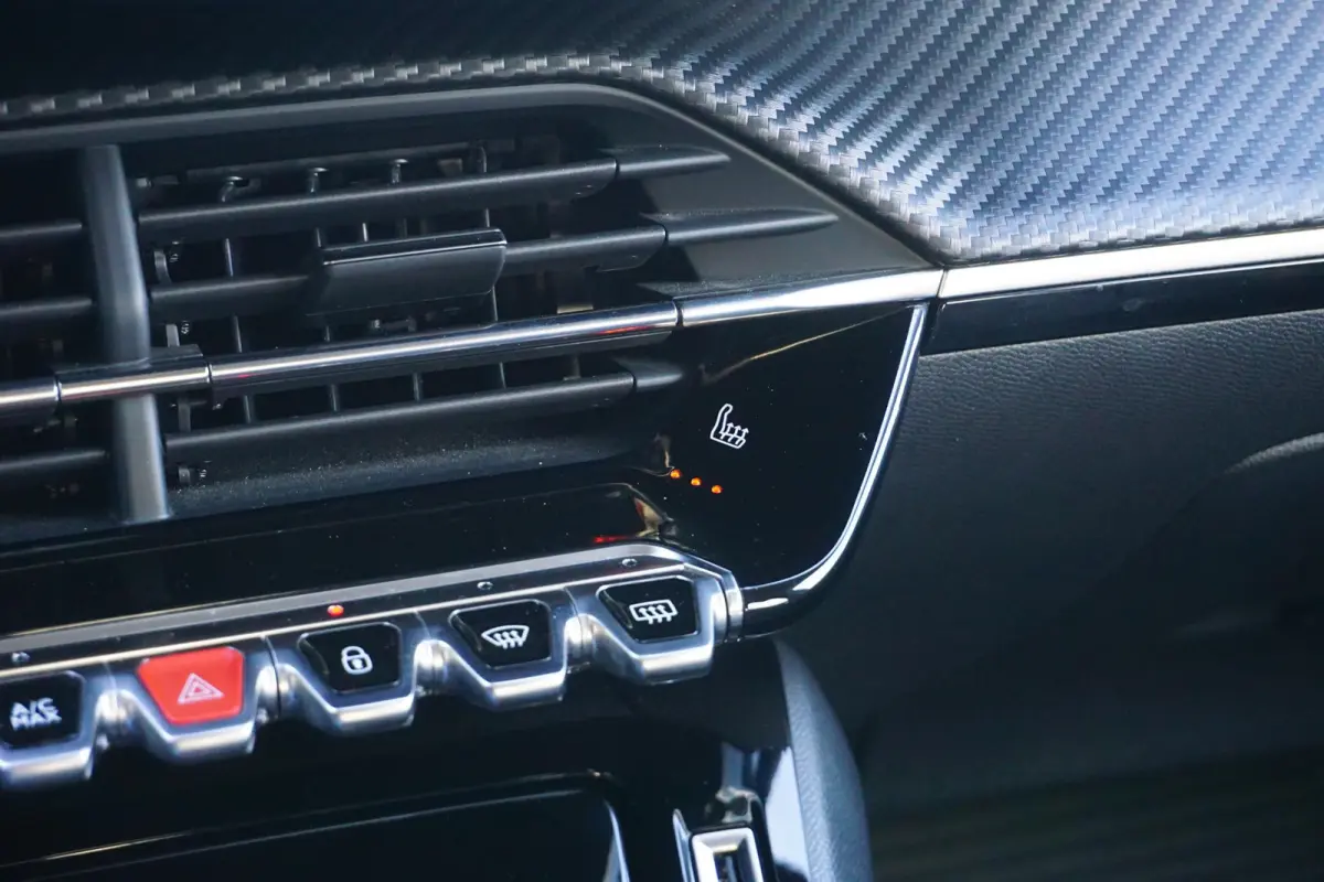 1.2 PureTech Allure Pack in Topstaat |Trekhaak |Camera |Cruise |Carplay |Android auto |LED verlichting |Stoelverwarming |Automaat |Distr. riem is vervangen