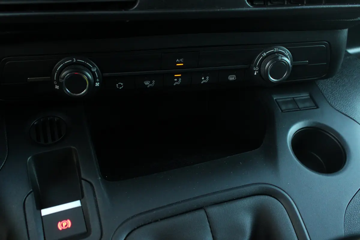 1.5 BlueHDi 100 S&S L2 | Navigatie | Camera | 3-Zits | Trekhaak | Long | NL auto | 1e Eigenaar | 59.000km |