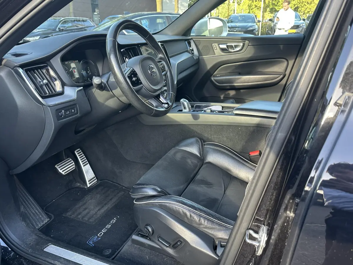 2.0 T8 Twin Engine AWD R-Design BOMVOL !! | DEALER ONDERHOUDEN | LUCHTVERING | ELK. TREKHAAK | STOEL + STUURVERWARMING | MEM. SEAT | CAMERA | RIJKLAAR INCL. 12 MND BOVAG GARANTIE |