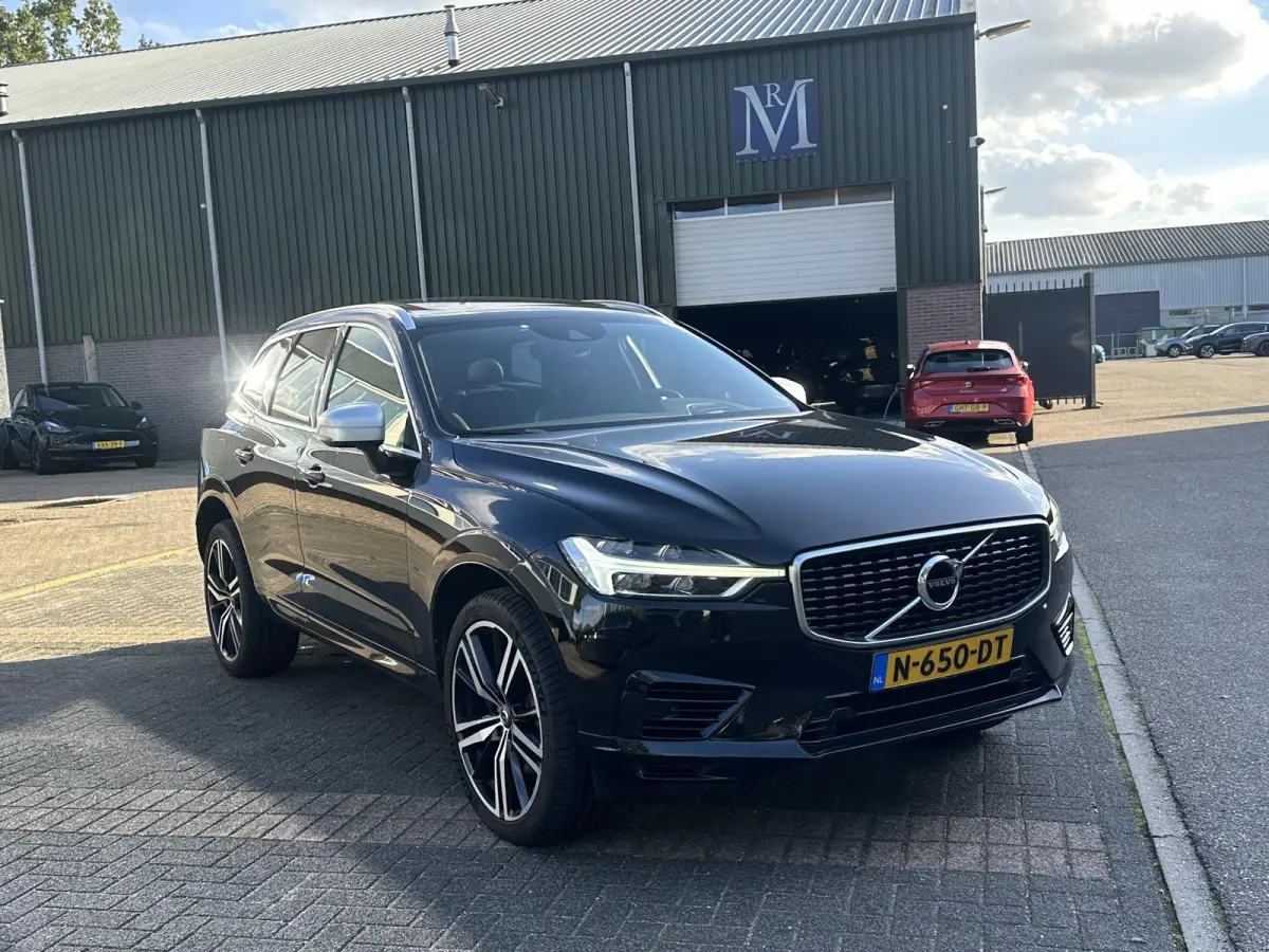 2.0 T8 Twin Engine AWD R-Design BOMVOL !! | DEALER ONDERHOUDEN | LUCHTVERING | ELK. TREKHAAK | STOEL + STUURVERWARMING | MEM. SEAT | CAMERA | RIJKLAAR INCL. 12 MND BOVAG GARANTIE |