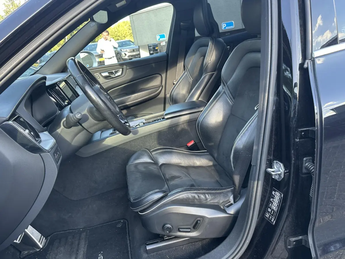 2.0 T8 Twin Engine AWD R-Design BOMVOL !! | DEALER ONDERHOUDEN | LUCHTVERING | ELK. TREKHAAK | STOEL + STUURVERWARMING | MEM. SEAT | CAMERA | RIJKLAAR INCL. 12 MND BOVAG GARANTIE |