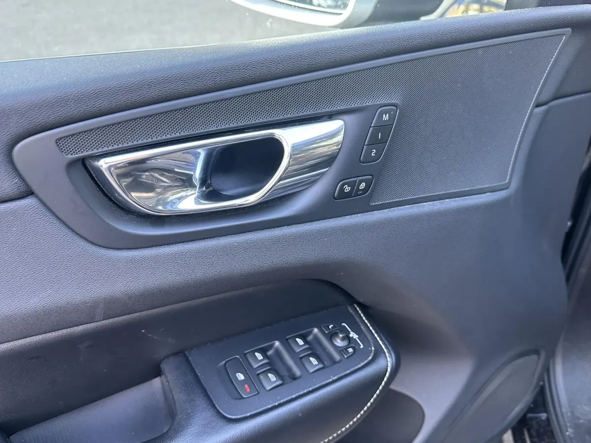 2.0 T8 Twin Engine AWD R-Design BOMVOL !! | DEALER ONDERHOUDEN | LUCHTVERING | ELK. TREKHAAK | STOEL + STUURVERWARMING | MEM. SEAT | CAMERA | RIJKLAAR INCL. 12 MND BOVAG GARANTIE |