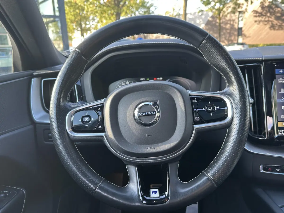 2.0 T8 Twin Engine AWD R-Design BOMVOL !! | DEALER ONDERHOUDEN | LUCHTVERING | ELK. TREKHAAK | STOEL + STUURVERWARMING | MEM. SEAT | CAMERA | RIJKLAAR INCL. 12 MND BOVAG GARANTIE |