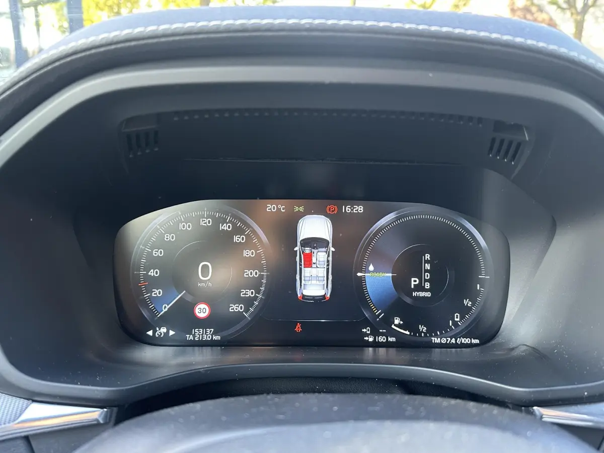 2.0 T8 Twin Engine AWD R-Design BOMVOL !! | DEALER ONDERHOUDEN | LUCHTVERING | ELK. TREKHAAK | STOEL + STUURVERWARMING | MEM. SEAT | CAMERA | RIJKLAAR INCL. 12 MND BOVAG GARANTIE |