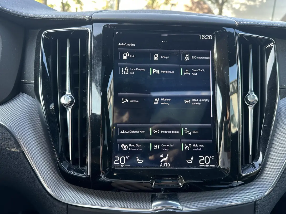 2.0 T8 Twin Engine AWD R-Design BOMVOL !! | DEALER ONDERHOUDEN | LUCHTVERING | ELK. TREKHAAK | STOEL + STUURVERWARMING | MEM. SEAT | CAMERA | RIJKLAAR INCL. 12 MND BOVAG GARANTIE |