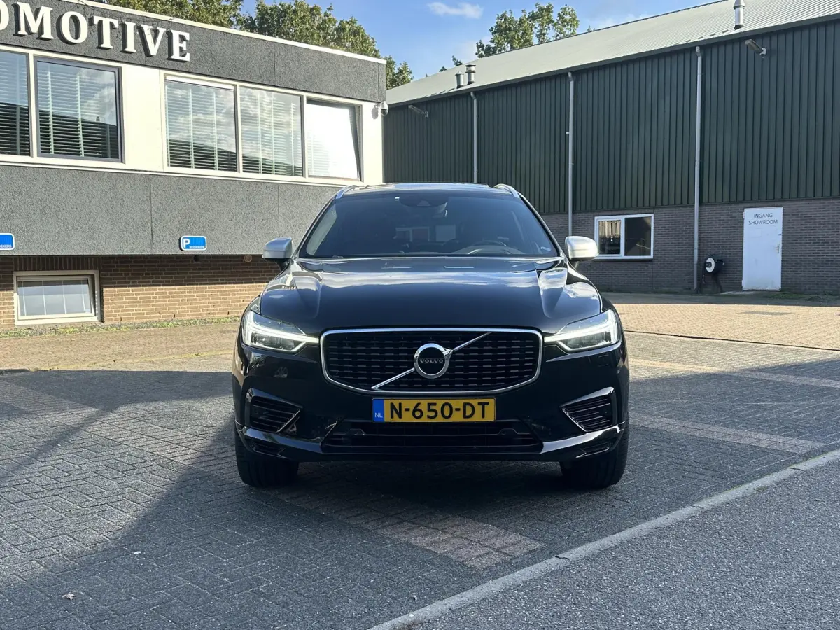 2.0 T8 Twin Engine AWD R-Design BOMVOL !! | DEALER ONDERHOUDEN | LUCHTVERING | ELK. TREKHAAK | STOEL + STUURVERWARMING | MEM. SEAT | CAMERA | RIJKLAAR INCL. 12 MND BOVAG GARANTIE |