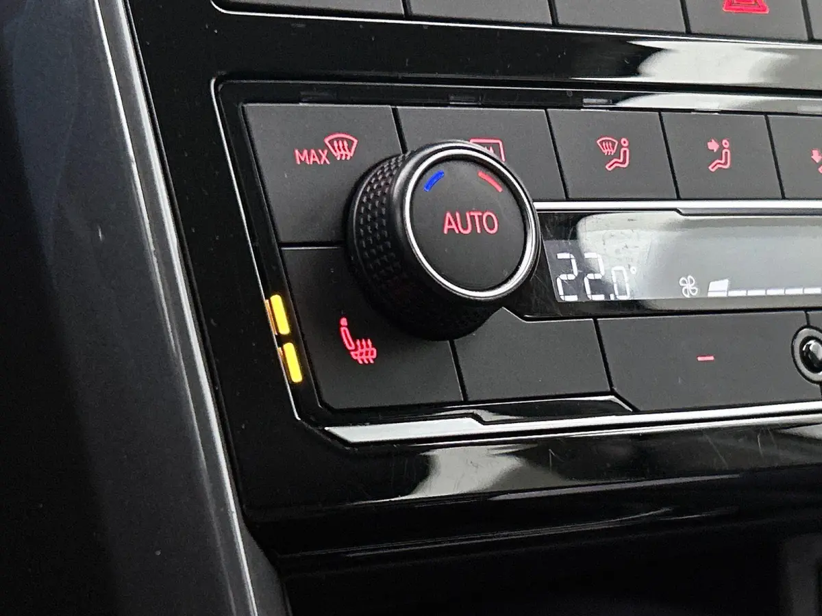 1.0 TSI Style | 115 PK | Climatronic (Automatische Airco) | Stoelverwarming | Camera |