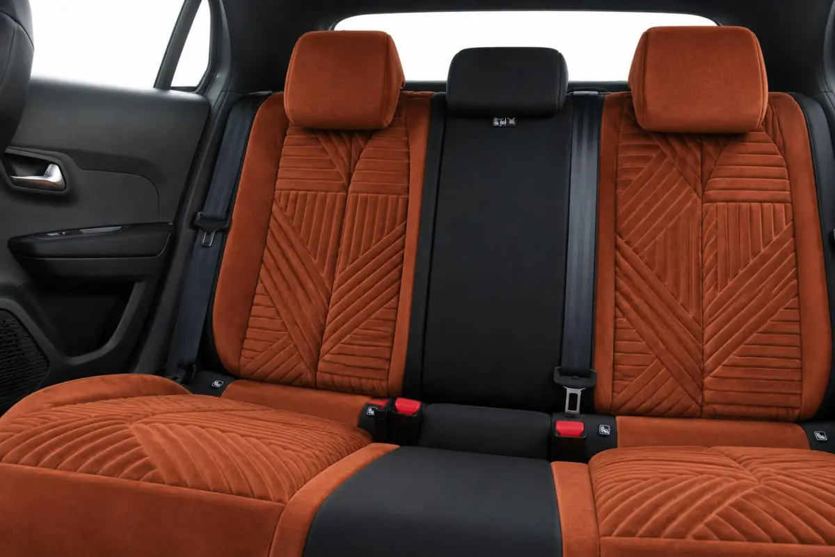 LX 156PK 54 kWh | EXCLUSIVE PACK: (FLUWELEN "RUGGINE" STOELBEKLEDING, ELEKTRISCH VERSTELBARE & VERWARMBARE VOORSTOELEN, KEYLESS ENTRY) | NAVIGATIE | RIJSTROOKASSISTENT L2 | BIANCO QUARZO MET