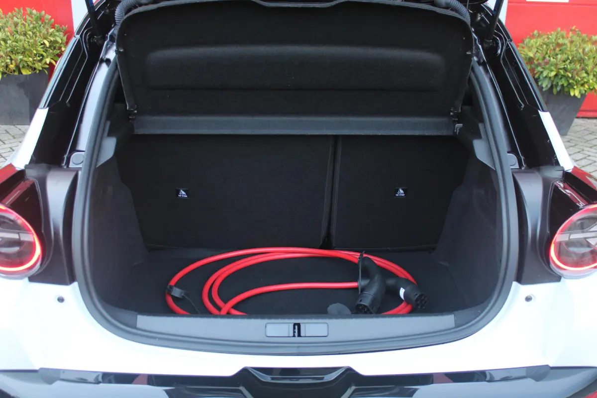 LX 156PK 54 kWh | EXCLUSIVE PACK: (FLUWELEN "RUGGINE" STOELBEKLEDING, ELEKTRISCH VERSTELBARE & VERWARMBARE VOORSTOELEN, KEYLESS ENTRY) | NAVIGATIE | RIJSTROOKASSISTENT L2 | BIANCO QUARZO MET