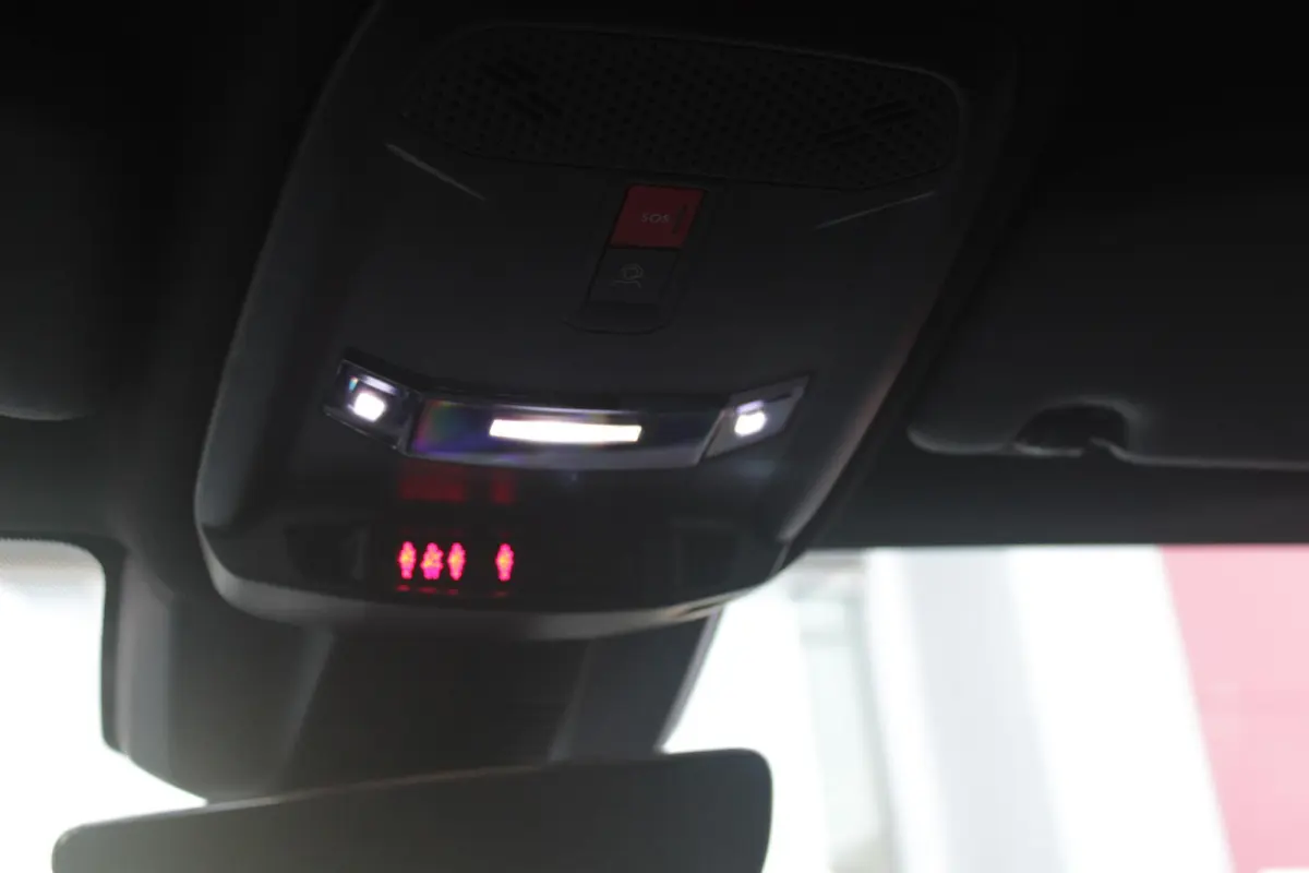LX 156PK 54 kWh | EXCLUSIVE PACK: (FLUWELEN "RUGGINE" STOELBEKLEDING, ELEKTRISCH VERSTELBARE & VERWARMBARE VOORSTOELEN, KEYLESS ENTRY) | NAVIGATIE | RIJSTROOKASSISTENT L2 | BIANCO QUARZO MET