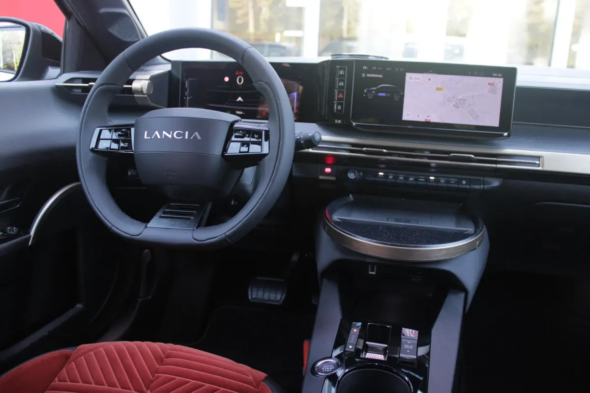 LX 156PK 54 kWh | EXCLUSIVE PACK: (FLUWELEN "RUGGINE" STOELBEKLEDING, ELEKTRISCH VERSTELBARE & VERWARMBARE VOORSTOELEN, KEYLESS ENTRY) | NAVIGATIE | RIJSTROOKASSISTENT L2 | BIANCO QUARZO MET