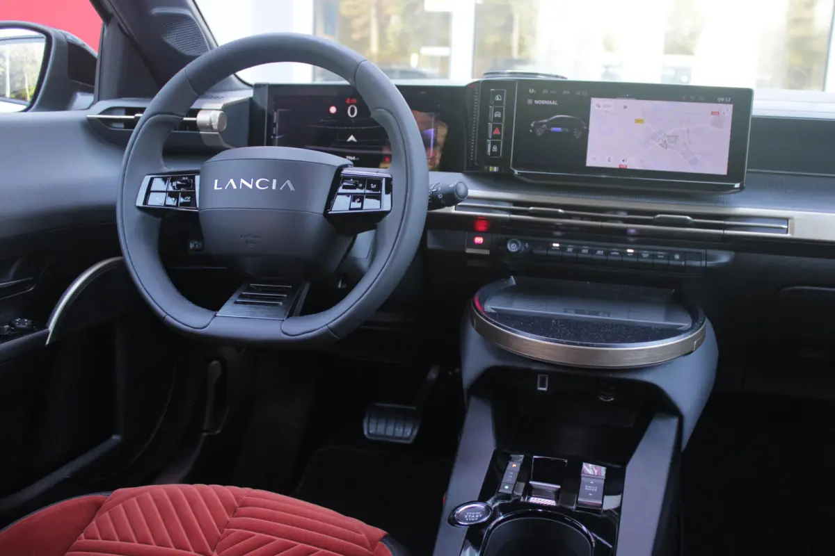 LX 156PK 54 kWh | EXCLUSIVE PACK: (FLUWELEN "RUGGINE" STOELBEKLEDING, ELEKTRISCH VERSTELBARE & VERWARMBARE VOORSTOELEN, KEYLESS ENTRY) | NAVIGATIE | RIJSTROOKASSISTENT L2 | BIANCO QUARZO MET