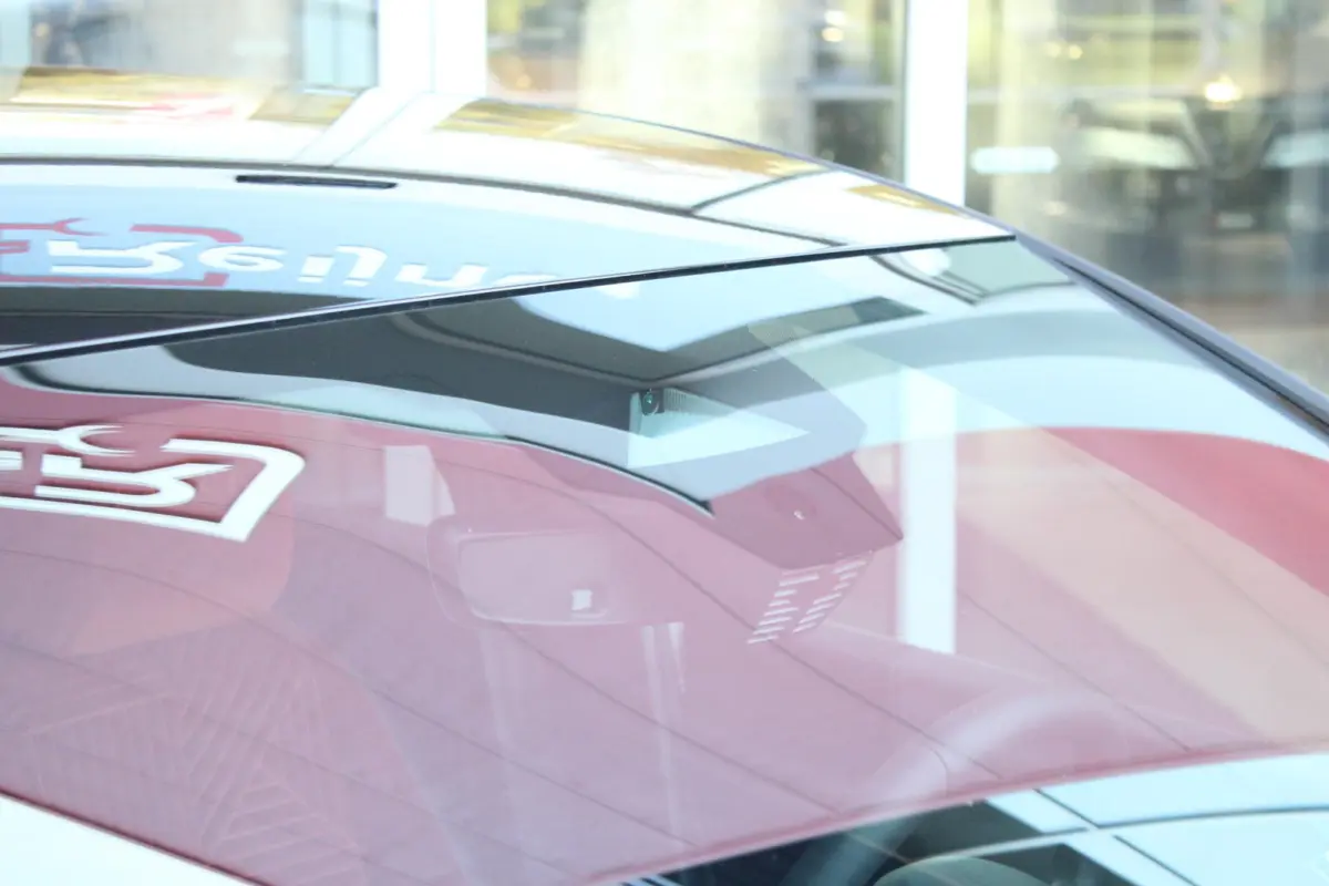 LX 156PK 54 kWh | EXCLUSIVE PACK: (FLUWELEN "RUGGINE" STOELBEKLEDING, ELEKTRISCH VERSTELBARE & VERWARMBARE VOORSTOELEN, KEYLESS ENTRY) | NAVIGATIE | RIJSTROOKASSISTENT L2 | BIANCO QUARZO MET