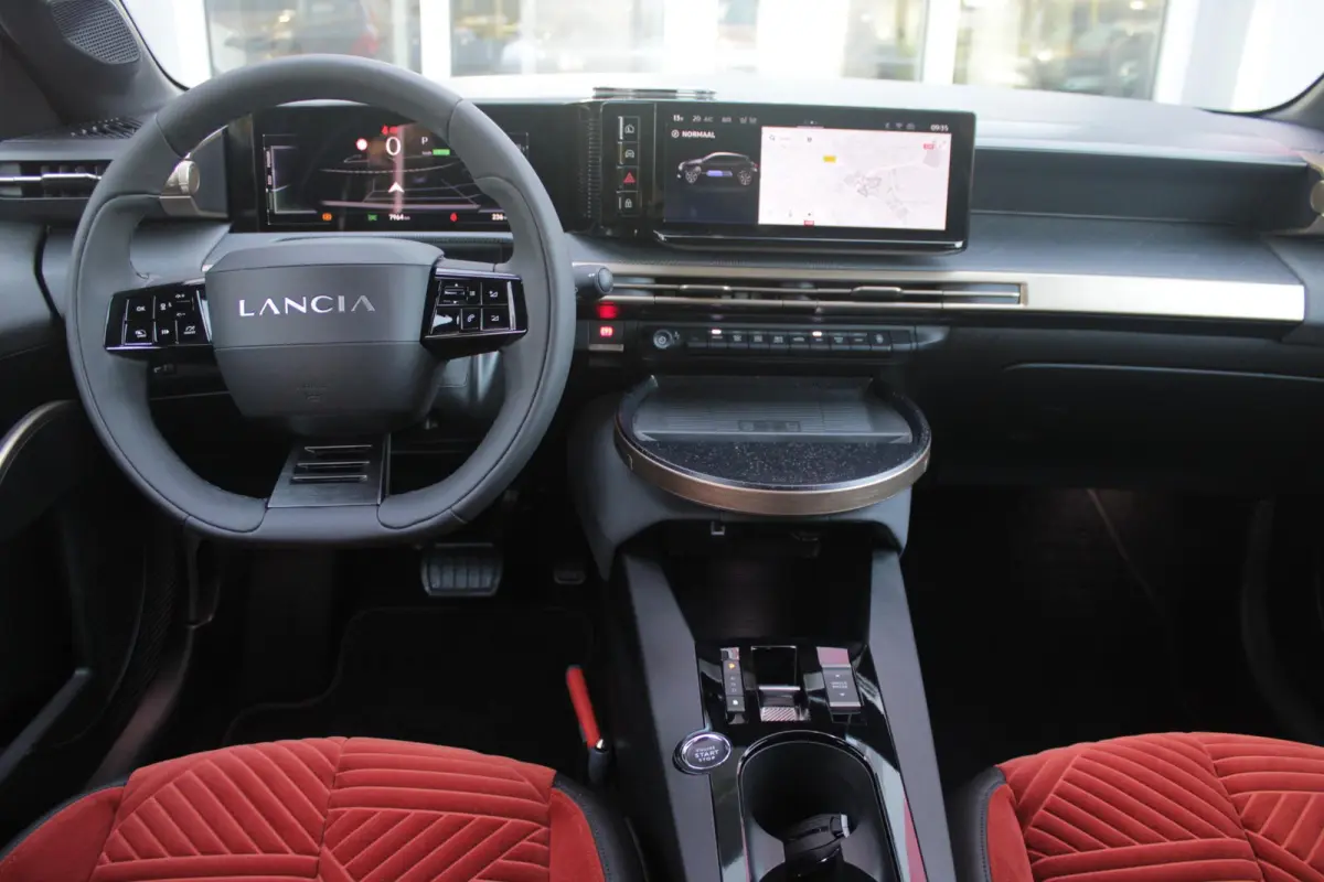 LX 156PK 54 kWh | EXCLUSIVE PACK: (FLUWELEN "RUGGINE" STOELBEKLEDING, ELEKTRISCH VERSTELBARE & VERWARMBARE VOORSTOELEN, KEYLESS ENTRY) | NAVIGATIE | RIJSTROOKASSISTENT L2 | BIANCO QUARZO MET