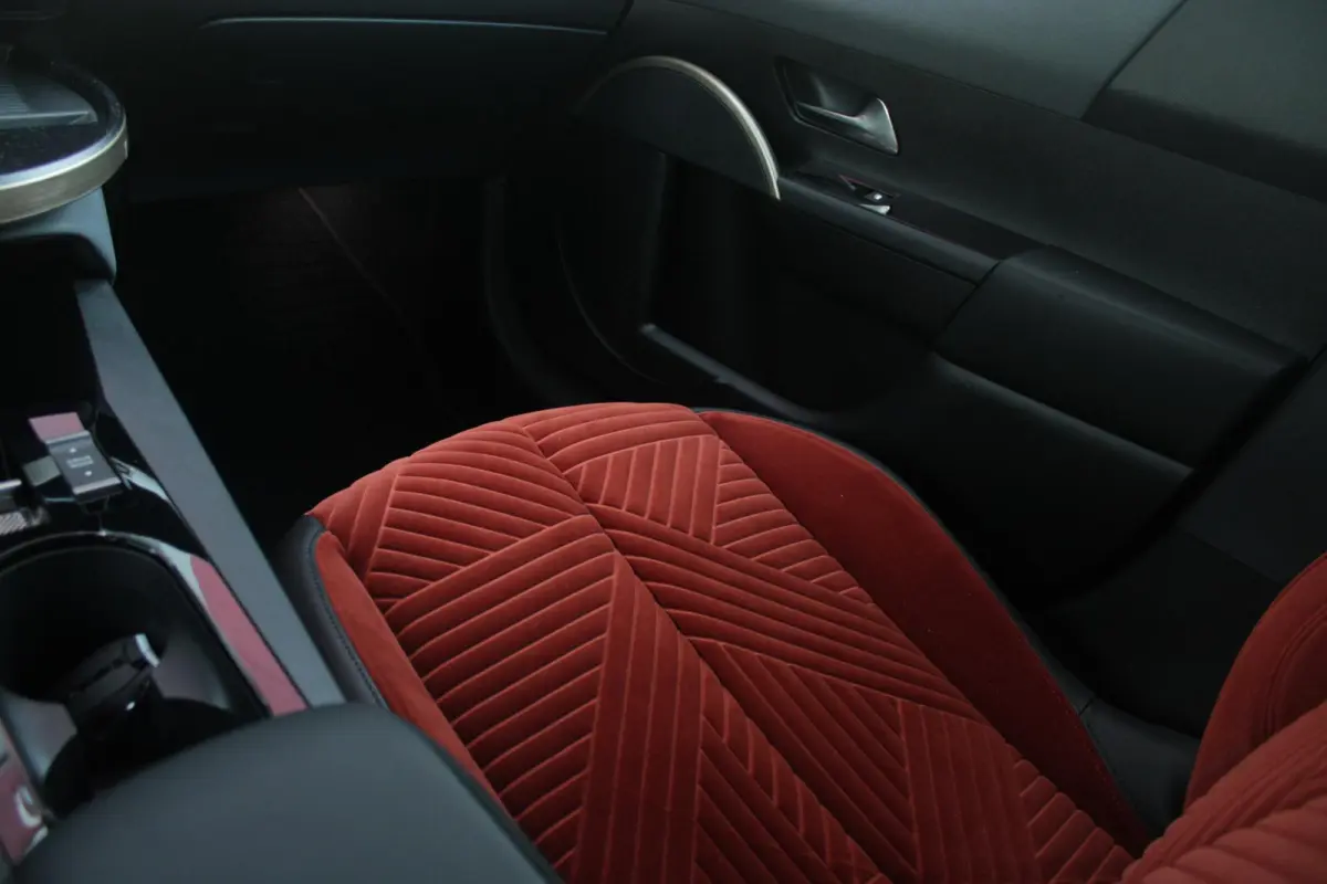 LX 156PK 54 kWh | EXCLUSIVE PACK: (FLUWELEN "RUGGINE" STOELBEKLEDING, ELEKTRISCH VERSTELBARE & VERWARMBARE VOORSTOELEN, KEYLESS ENTRY) | NAVIGATIE | RIJSTROOKASSISTENT L2 | BIANCO QUARZO MET