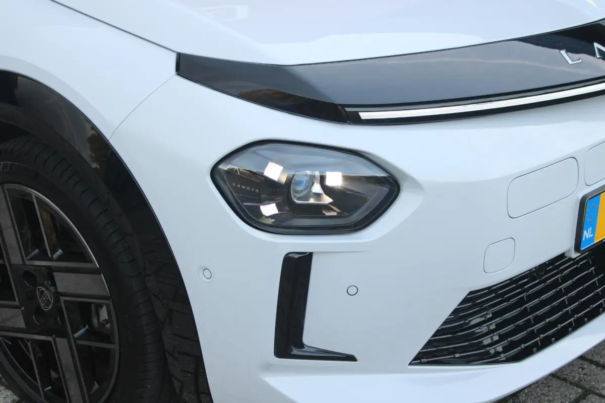 LX 156PK 54 kWh | EXCLUSIVE PACK: (FLUWELEN "RUGGINE" STOELBEKLEDING, ELEKTRISCH VERSTELBARE & VERWARMBARE VOORSTOELEN, KEYLESS ENTRY) | NAVIGATIE | RIJSTROOKASSISTENT L2 | BIANCO QUARZO MET