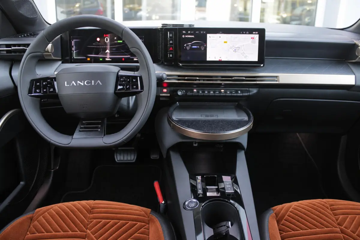 LX 156PK 54 kWh | EXCLUSIVE PACK: (FLUWELEN "RUGGINE" STOELBEKLEDING, ELEKTRISCH VERSTELBARE & VERWARMBARE VOORSTOELEN, KEYLESS ENTRY) | NAVIGATIE | RIJSTROOKASSISTENT L2 | BIANCO QUARZO MET