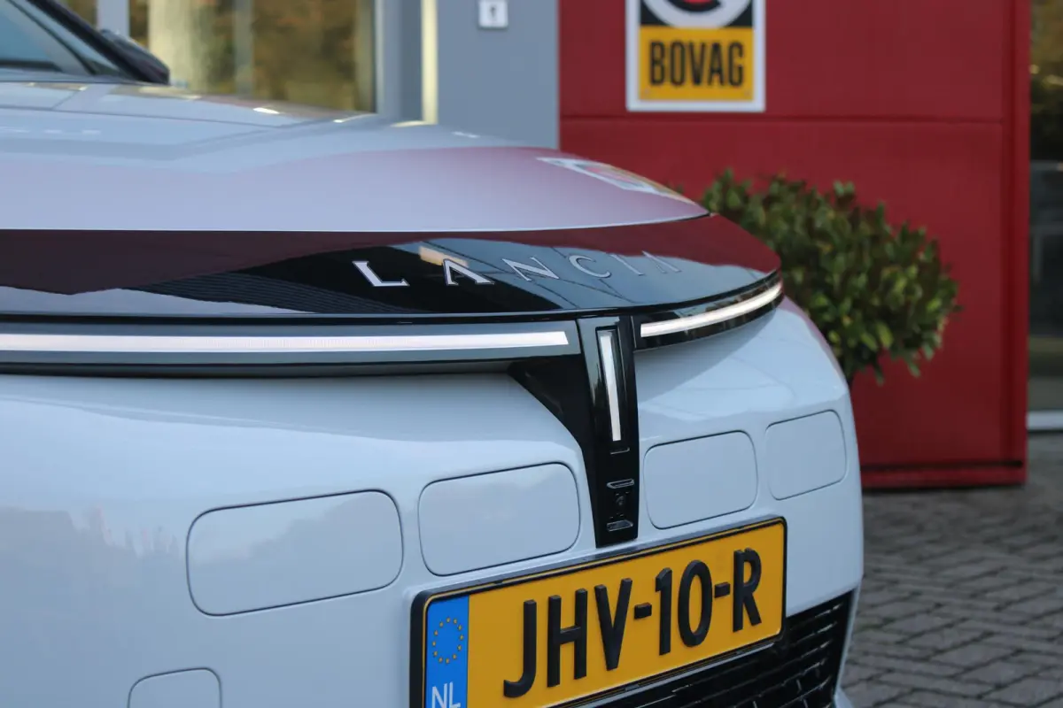 LX 156PK 54 kWh | EXCLUSIVE PACK: (FLUWELEN "RUGGINE" STOELBEKLEDING, ELEKTRISCH VERSTELBARE & VERWARMBARE VOORSTOELEN, KEYLESS ENTRY) | NAVIGATIE | RIJSTROOKASSISTENT L2 | BIANCO QUARZO MET