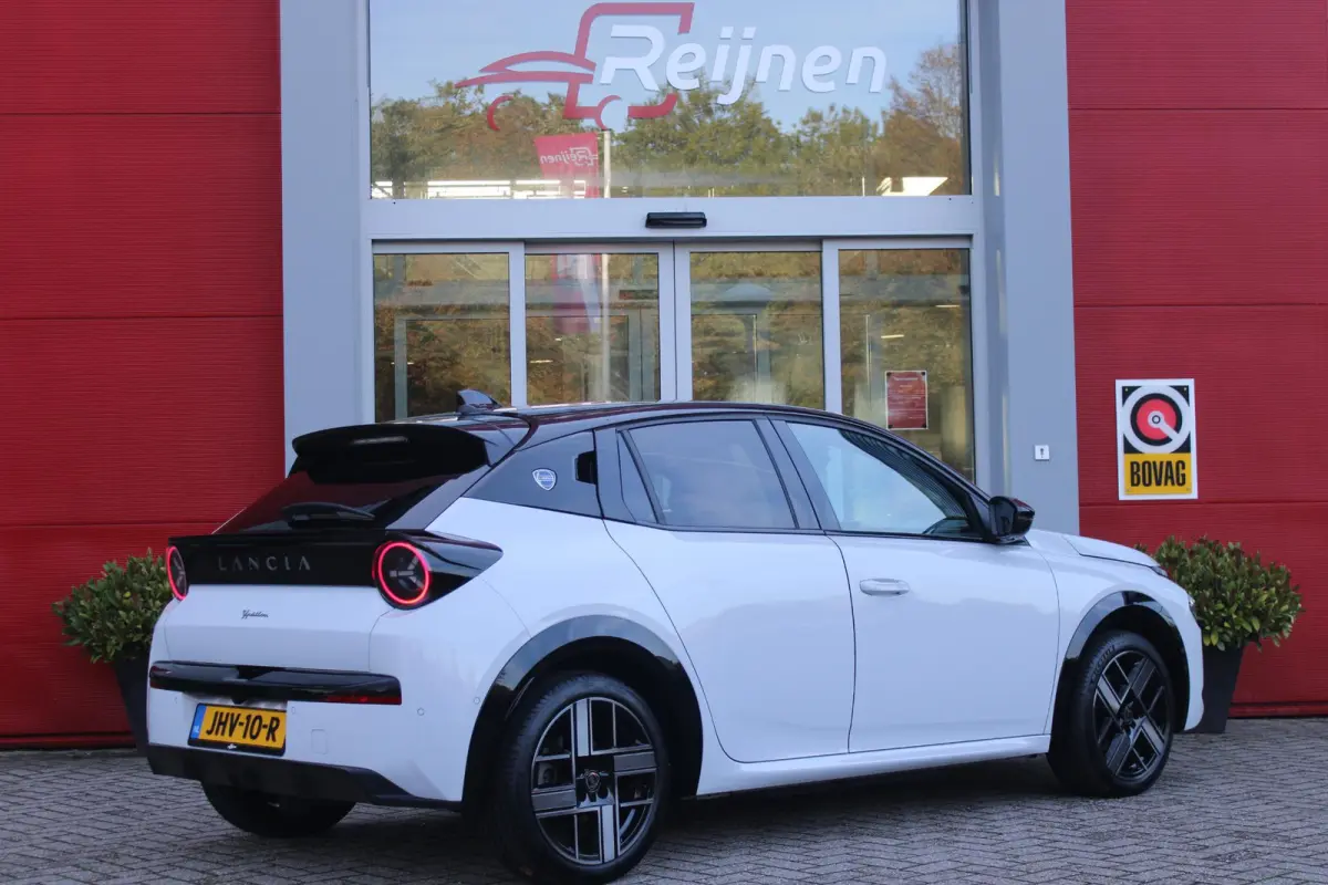 LX 156PK 54 kWh | EXCLUSIVE PACK: (FLUWELEN "RUGGINE" STOELBEKLEDING, ELEKTRISCH VERSTELBARE & VERWARMBARE VOORSTOELEN, KEYLESS ENTRY) | NAVIGATIE | RIJSTROOKASSISTENT L2 | BIANCO QUARZO MET
