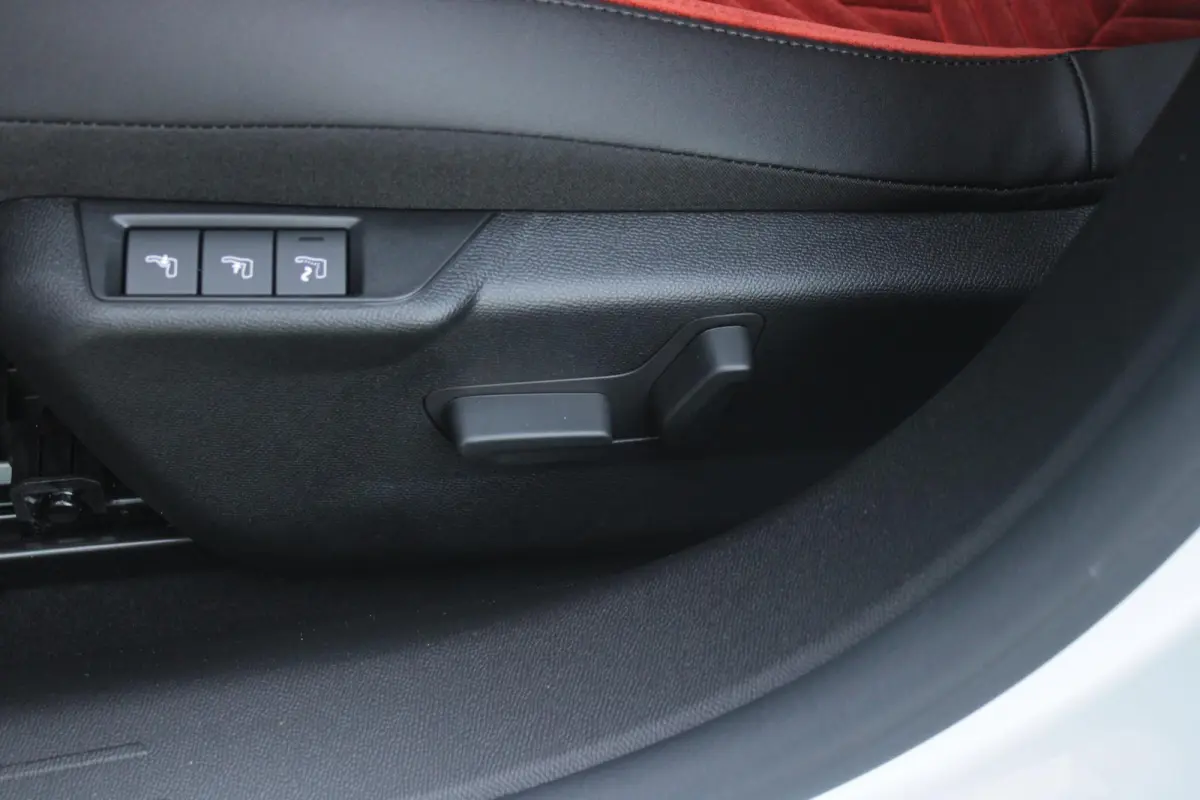 LX 156PK 54 kWh | EXCLUSIVE PACK: (FLUWELEN "RUGGINE" STOELBEKLEDING, ELEKTRISCH VERSTELBARE & VERWARMBARE VOORSTOELEN, KEYLESS ENTRY) | NAVIGATIE | RIJSTROOKASSISTENT L2 | BIANCO QUARZO MET