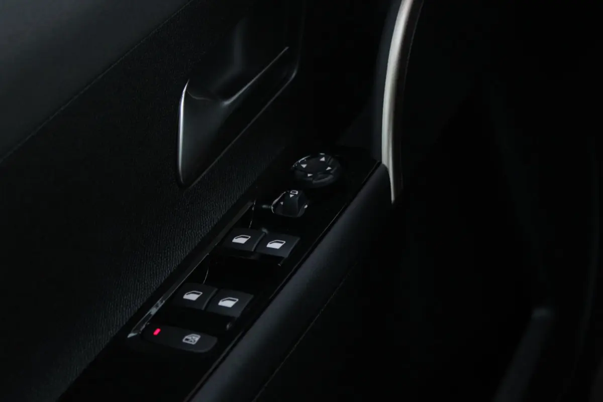 LX 156PK 54 kWh | EXCLUSIVE PACK: (FLUWELEN "RUGGINE" STOELBEKLEDING, ELEKTRISCH VERSTELBARE & VERWARMBARE VOORSTOELEN, KEYLESS ENTRY) | NAVIGATIE | RIJSTROOKASSISTENT L2 | BIANCO QUARZO MET