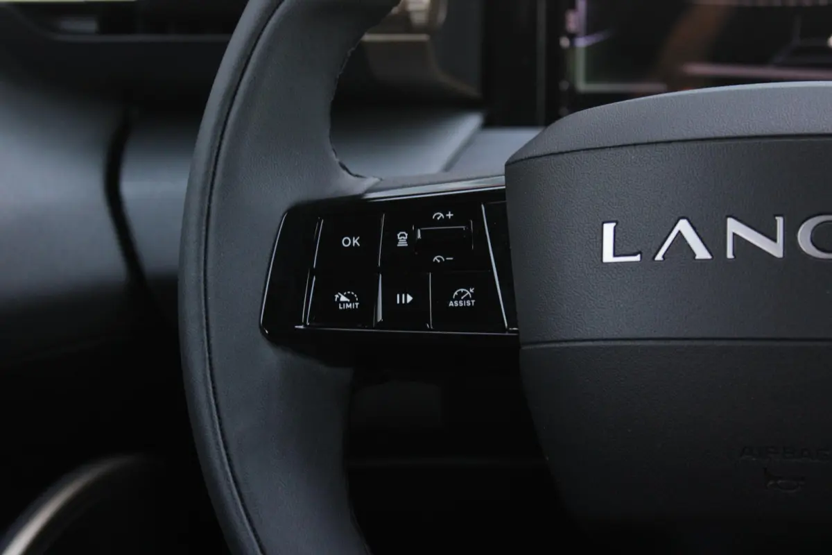 LX 156PK 54 kWh | EXCLUSIVE PACK: (FLUWELEN "RUGGINE" STOELBEKLEDING, ELEKTRISCH VERSTELBARE & VERWARMBARE VOORSTOELEN, KEYLESS ENTRY) | NAVIGATIE | RIJSTROOKASSISTENT L2 | BIANCO QUARZO MET