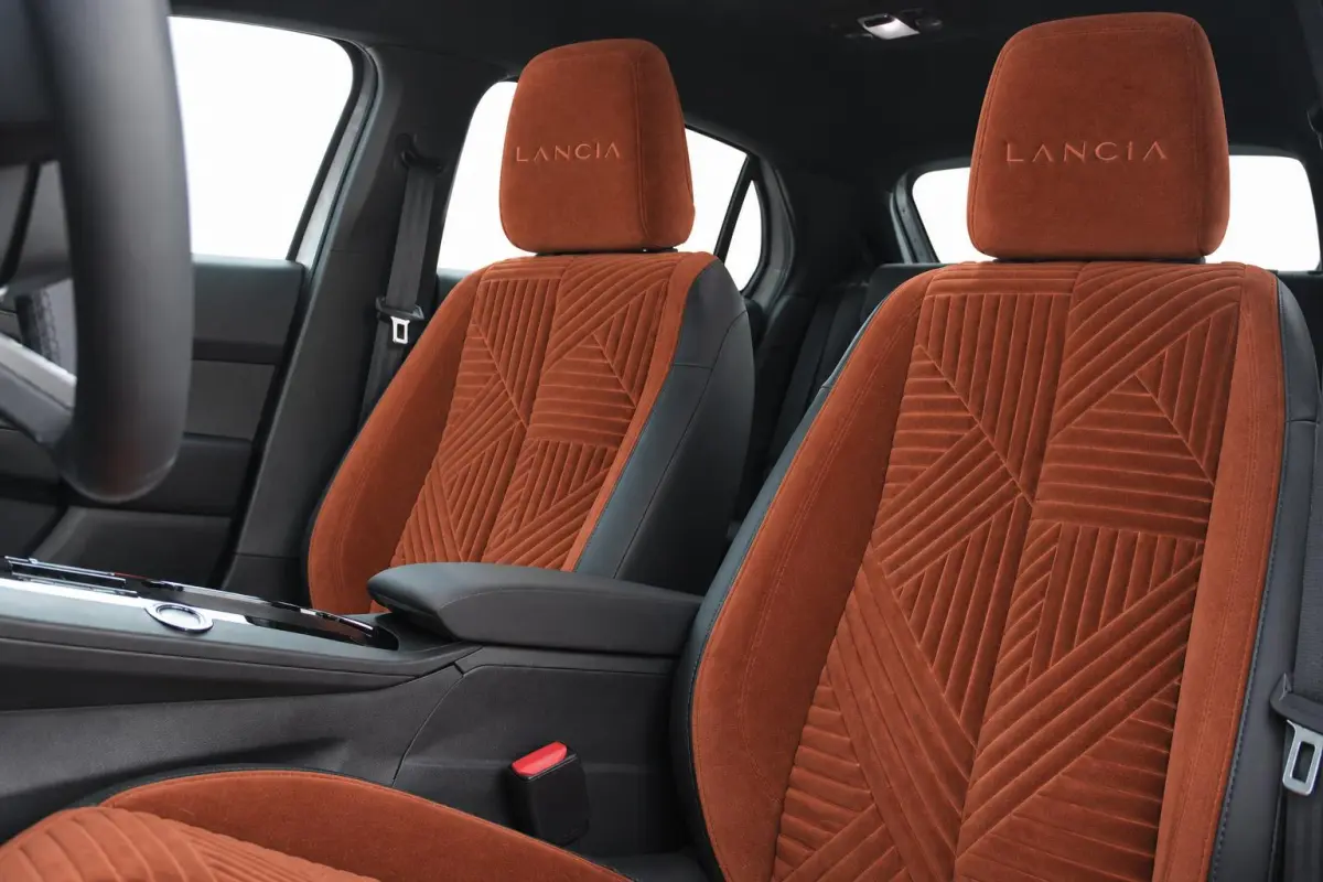 LX 156PK 54 kWh | EXCLUSIVE PACK: (FLUWELEN "RUGGINE" STOELBEKLEDING, ELEKTRISCH VERSTELBARE & VERWARMBARE VOORSTOELEN, KEYLESS ENTRY) | NAVIGATIE | RIJSTROOKASSISTENT L2 | BIANCO QUARZO MET