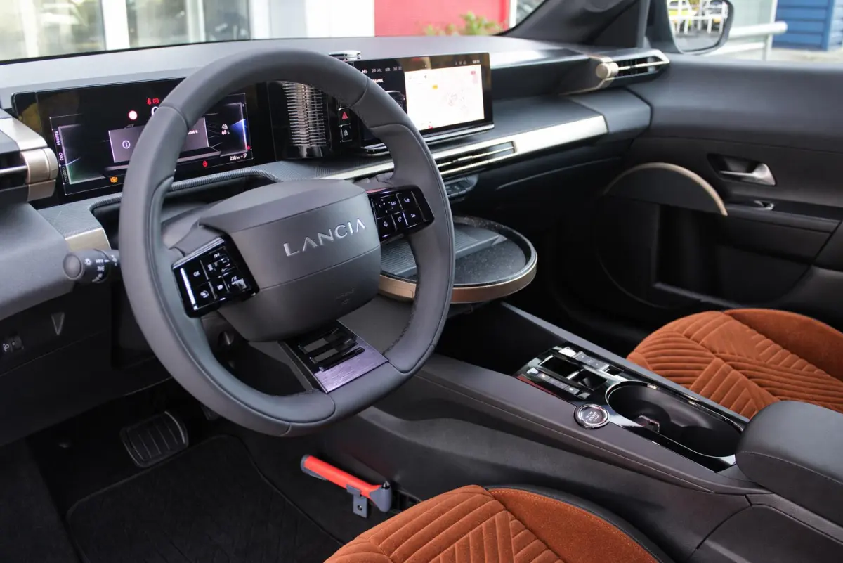 LX 156PK 54 kWh | EXCLUSIVE PACK: (FLUWELEN "RUGGINE" STOELBEKLEDING, ELEKTRISCH VERSTELBARE & VERWARMBARE VOORSTOELEN, KEYLESS ENTRY) | NAVIGATIE | RIJSTROOKASSISTENT L2 | BIANCO QUARZO MET