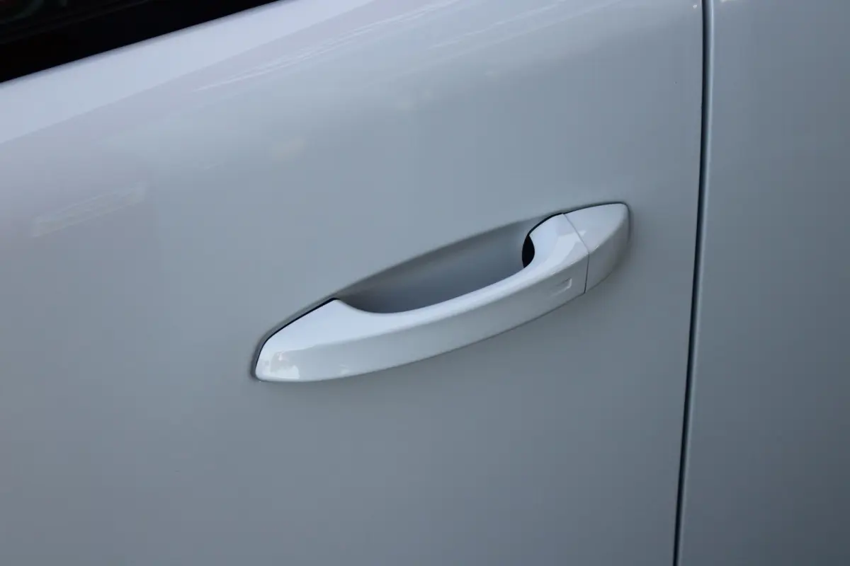 LX 156PK 54 kWh | EXCLUSIVE PACK: (FLUWELEN "RUGGINE" STOELBEKLEDING, ELEKTRISCH VERSTELBARE & VERWARMBARE VOORSTOELEN, KEYLESS ENTRY) | NAVIGATIE | RIJSTROOKASSISTENT L2 | BIANCO QUARZO MET