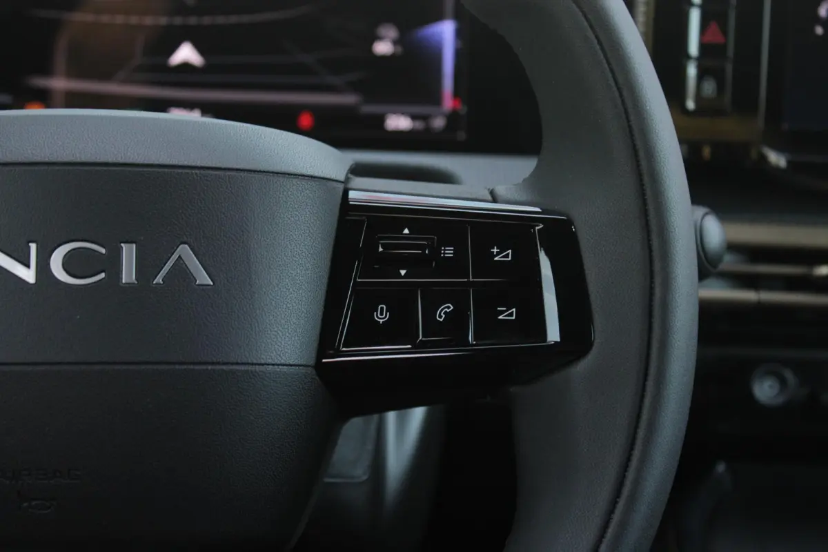 LX 156PK 54 kWh | EXCLUSIVE PACK: (FLUWELEN "RUGGINE" STOELBEKLEDING, ELEKTRISCH VERSTELBARE & VERWARMBARE VOORSTOELEN, KEYLESS ENTRY) | NAVIGATIE | RIJSTROOKASSISTENT L2 | BIANCO QUARZO MET