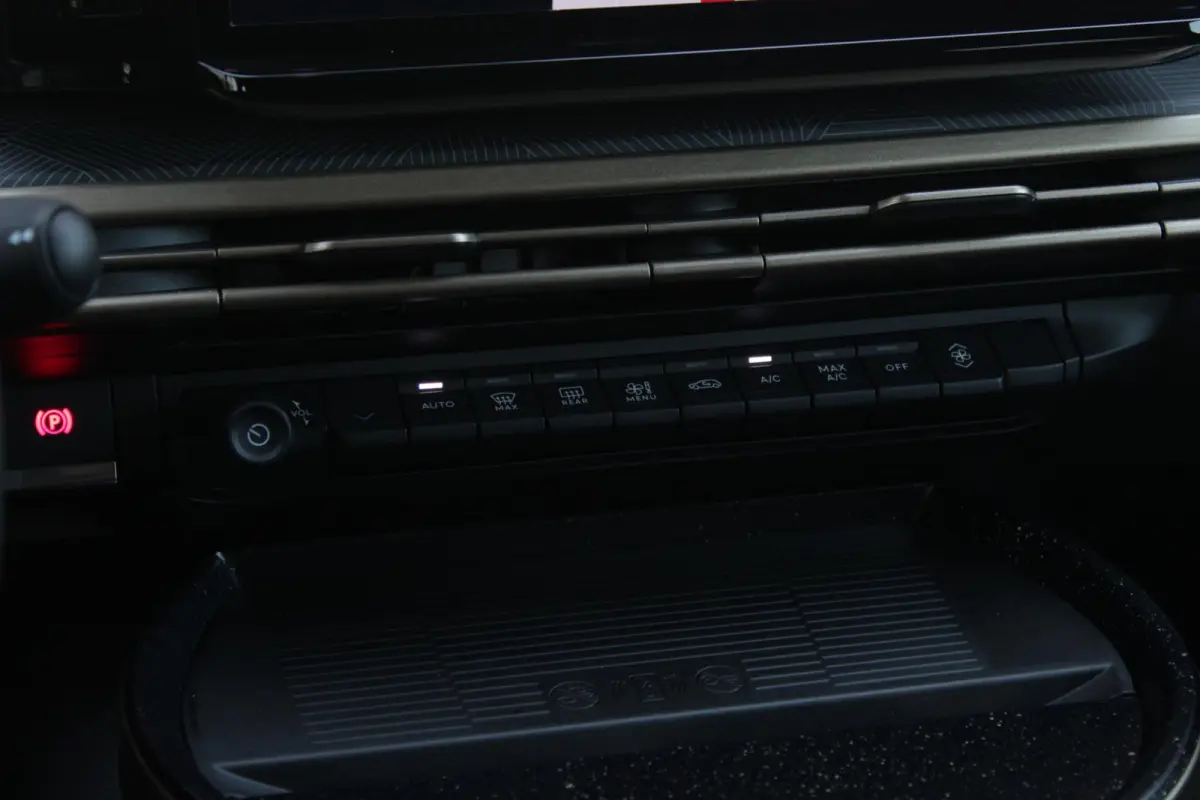 LX 156PK 54 kWh | EXCLUSIVE PACK: (FLUWELEN "RUGGINE" STOELBEKLEDING, ELEKTRISCH VERSTELBARE & VERWARMBARE VOORSTOELEN, KEYLESS ENTRY) | NAVIGATIE | RIJSTROOKASSISTENT L2 | BIANCO QUARZO MET