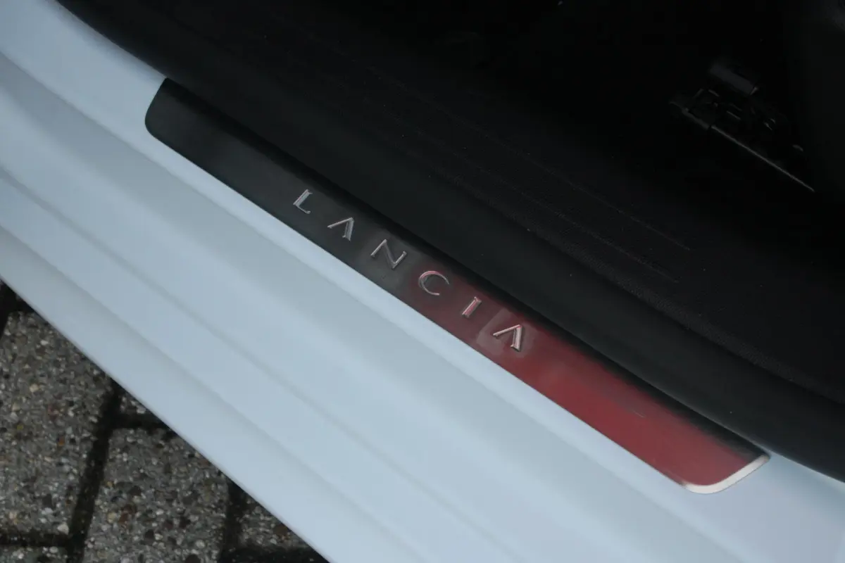 LX 156PK 54 kWh | EXCLUSIVE PACK: (FLUWELEN "RUGGINE" STOELBEKLEDING, ELEKTRISCH VERSTELBARE & VERWARMBARE VOORSTOELEN, KEYLESS ENTRY) | NAVIGATIE | RIJSTROOKASSISTENT L2 | BIANCO QUARZO MET