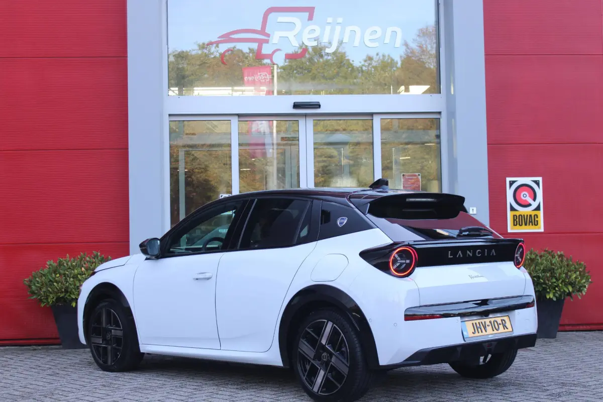 LX 156PK 54 kWh | EXCLUSIVE PACK: (FLUWELEN "RUGGINE" STOELBEKLEDING, ELEKTRISCH VERSTELBARE & VERWARMBARE VOORSTOELEN, KEYLESS ENTRY) | NAVIGATIE | RIJSTROOKASSISTENT L2 | BIANCO QUARZO MET