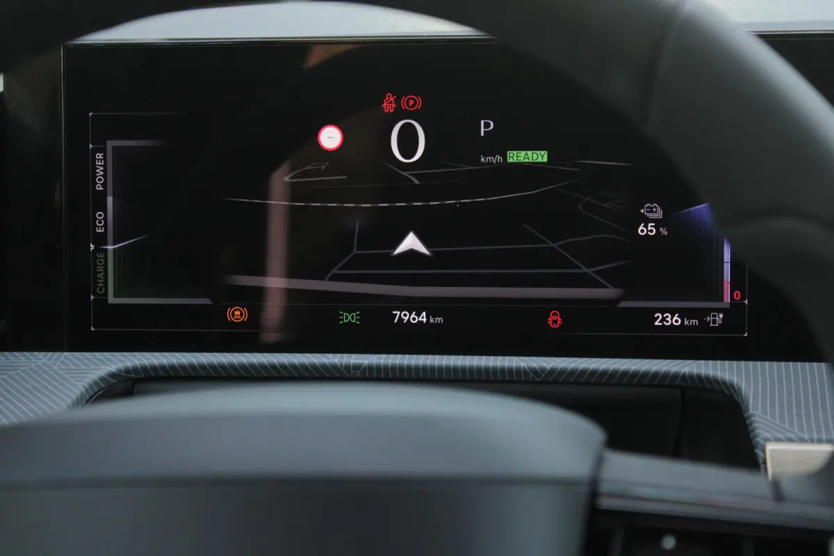 LX 156PK 54 kWh | EXCLUSIVE PACK: (FLUWELEN "RUGGINE" STOELBEKLEDING, ELEKTRISCH VERSTELBARE & VERWARMBARE VOORSTOELEN, KEYLESS ENTRY) | NAVIGATIE | RIJSTROOKASSISTENT L2 | BIANCO QUARZO MET