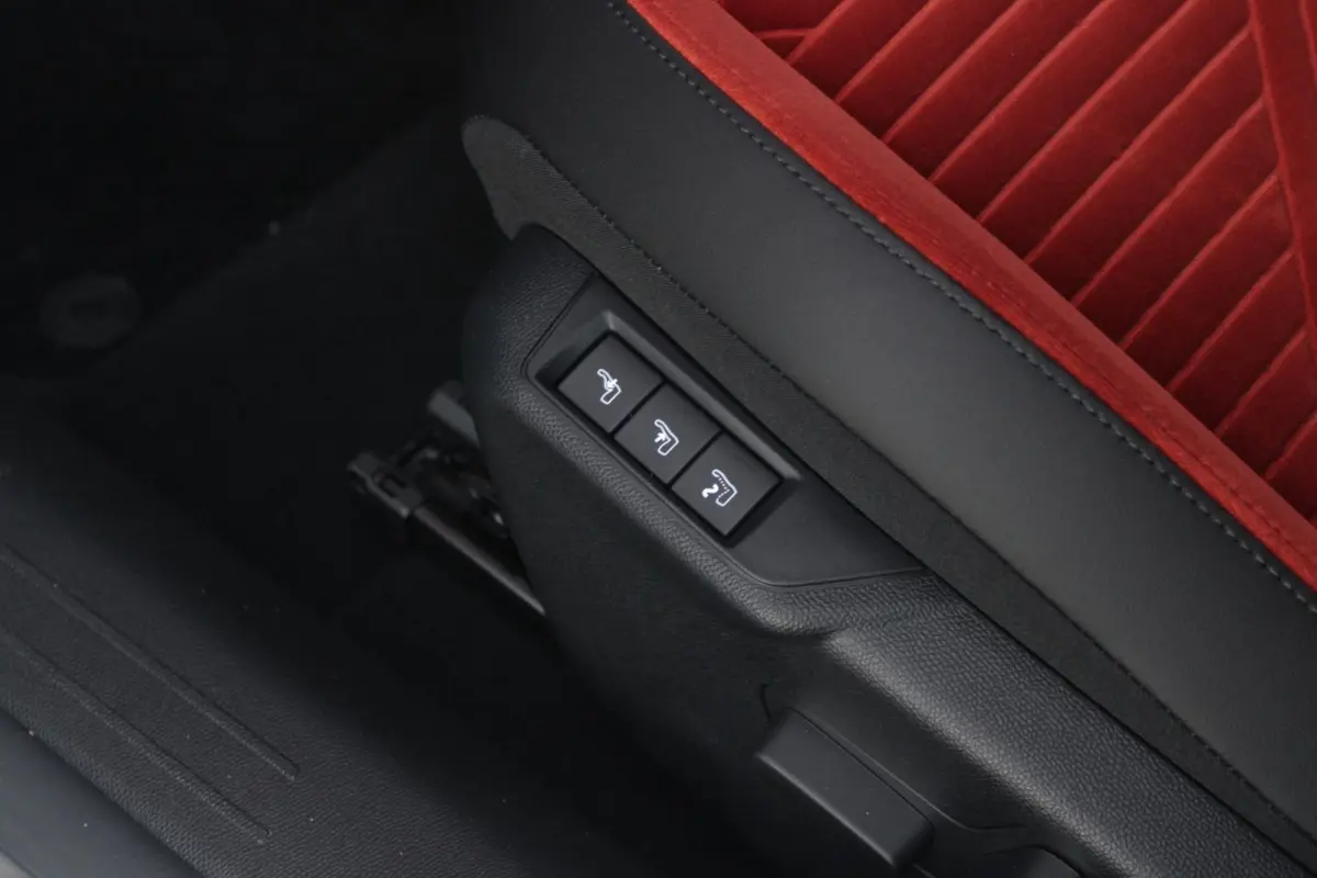 LX 156PK 54 kWh | EXCLUSIVE PACK: (FLUWELEN "RUGGINE" STOELBEKLEDING, ELEKTRISCH VERSTELBARE & VERWARMBARE VOORSTOELEN, KEYLESS ENTRY) | NAVIGATIE | RIJSTROOKASSISTENT L2 | BIANCO QUARZO MET