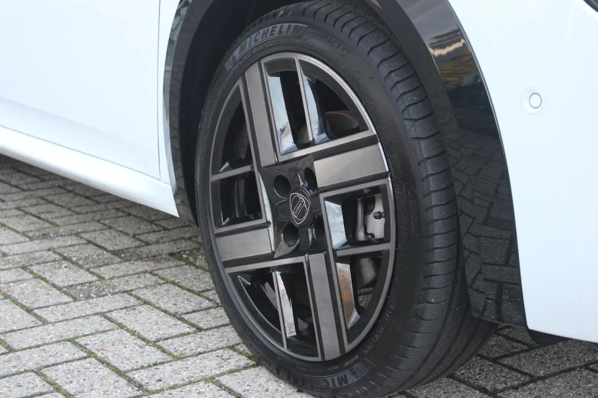 LX 156PK 54 kWh | EXCLUSIVE PACK: (FLUWELEN "RUGGINE" STOELBEKLEDING, ELEKTRISCH VERSTELBARE & VERWARMBARE VOORSTOELEN, KEYLESS ENTRY) | NAVIGATIE | RIJSTROOKASSISTENT L2 | BIANCO QUARZO MET