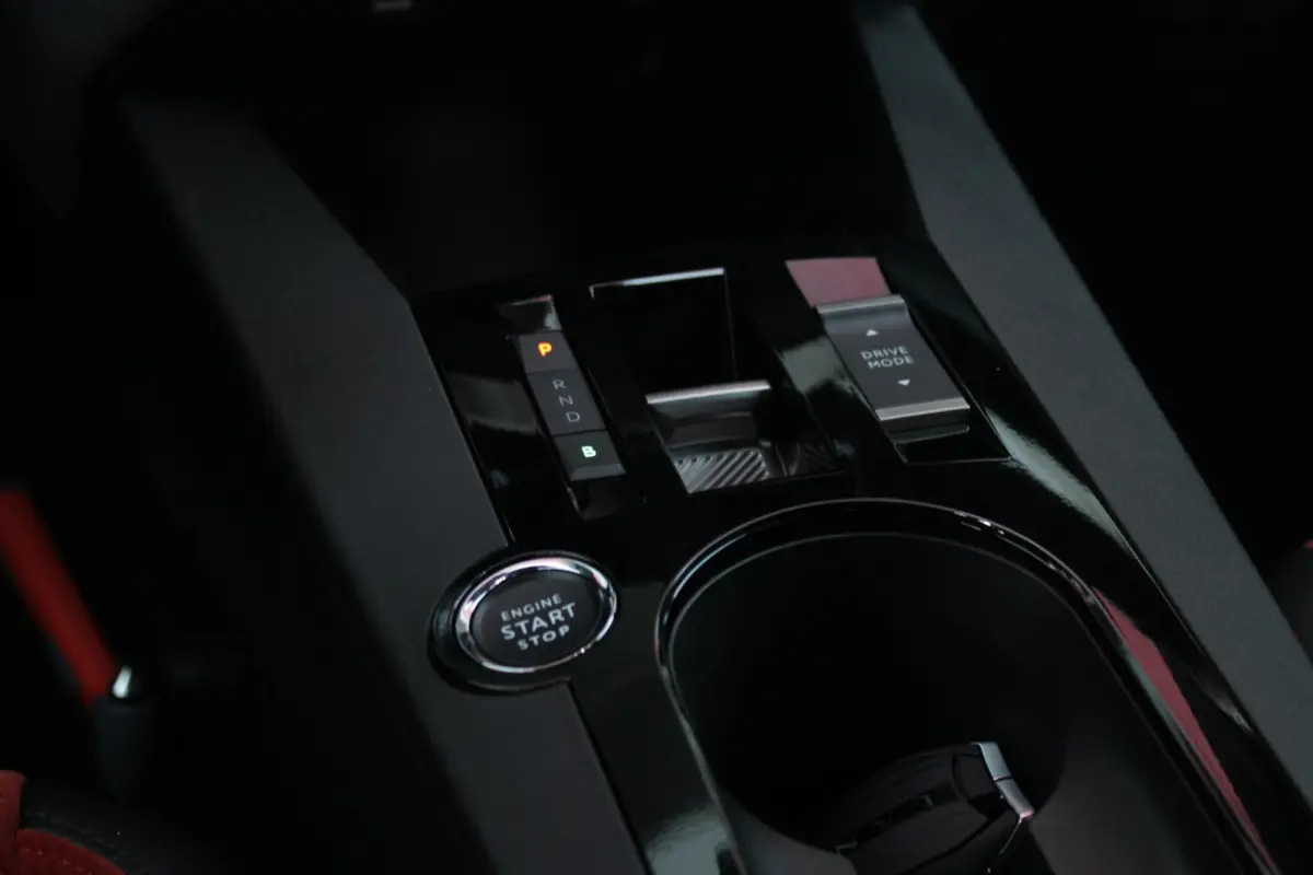 LX 156PK 54 kWh | EXCLUSIVE PACK: (FLUWELEN "RUGGINE" STOELBEKLEDING, ELEKTRISCH VERSTELBARE & VERWARMBARE VOORSTOELEN, KEYLESS ENTRY) | NAVIGATIE | RIJSTROOKASSISTENT L2 | BIANCO QUARZO MET