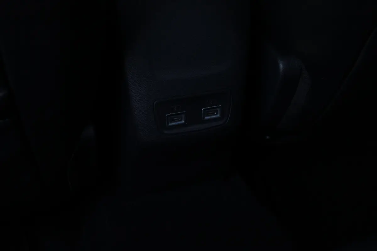 LX 156PK 54 kWh | EXCLUSIVE PACK: (FLUWELEN "RUGGINE" STOELBEKLEDING, ELEKTRISCH VERSTELBARE & VERWARMBARE VOORSTOELEN, KEYLESS ENTRY) | NAVIGATIE | RIJSTROOKASSISTENT L2 | BIANCO QUARZO MET