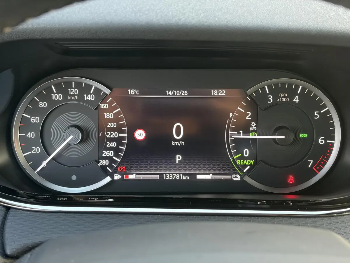 1.5 P300e AWD R-Dynamic HSE ✓2e Eigenaar✓Carplay✓Camera✓Navi✓Pano✓Leder✓Stoelverw-Stuurverw✓Clima✓Cruise✓Pdc V+A✓309pk✓Lm velgen✓Bj 11-2020✓N.A.P✓Nieuwe Apk bij