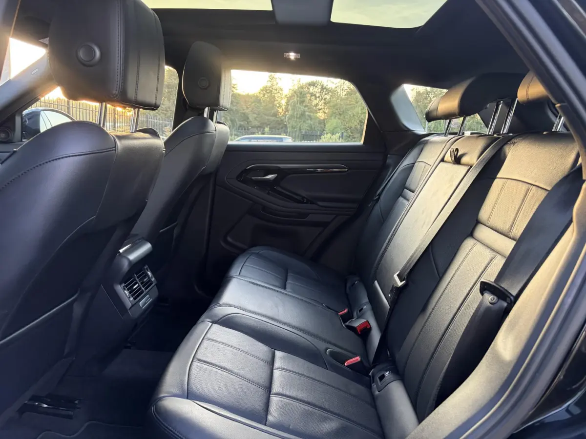 1.5 P300e AWD R-Dynamic HSE ✓2e Eigenaar✓Carplay✓Camera✓Navi✓Pano✓Leder✓Stoelverw-Stuurverw✓Clima✓Cruise✓Pdc V+A✓309pk✓Lm velgen✓Bj 11-2020✓N.A.P✓Nieuwe Apk bij