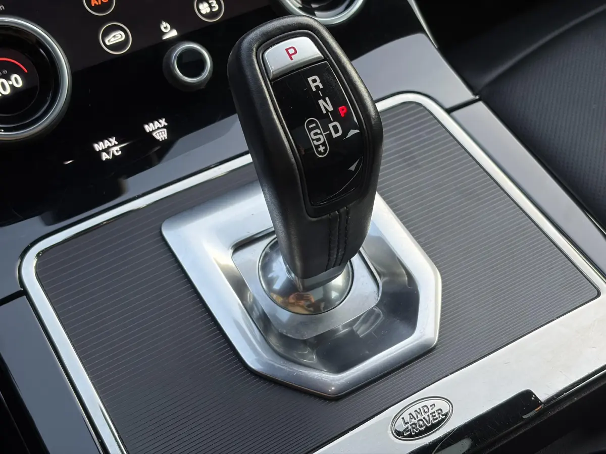 1.5 P300e AWD R-Dynamic HSE ✓2e Eigenaar✓Carplay✓Camera✓Navi✓Pano✓Leder✓Stoelverw-Stuurverw✓Clima✓Cruise✓Pdc V+A✓309pk✓Lm velgen✓Bj 11-2020✓N.A.P✓Nieuwe Apk bij