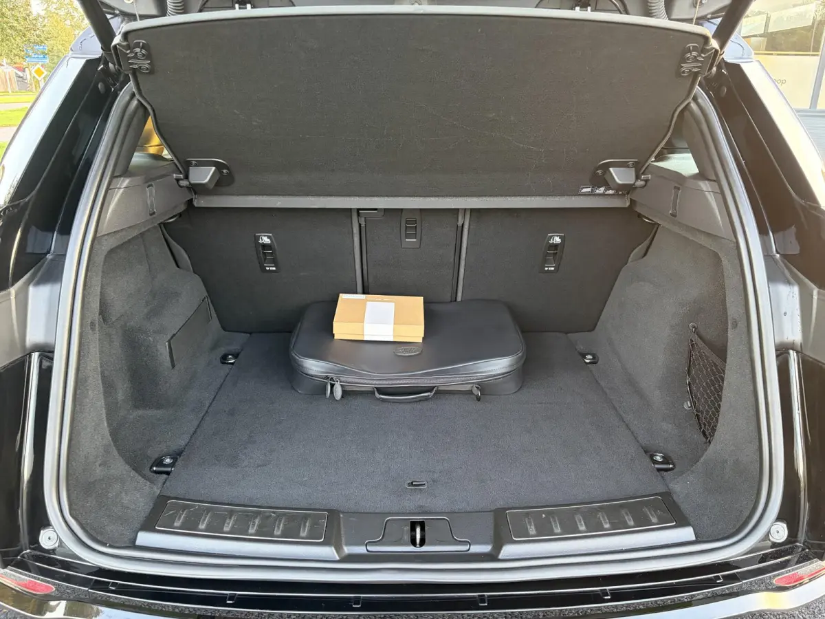 1.5 P300e AWD R-Dynamic HSE ✓2e Eigenaar✓Carplay✓Camera✓Navi✓Pano✓Leder✓Stoelverw-Stuurverw✓Clima✓Cruise✓Pdc V+A✓309pk✓Lm velgen✓Bj 11-2020✓N.A.P✓Nieuwe Apk bij