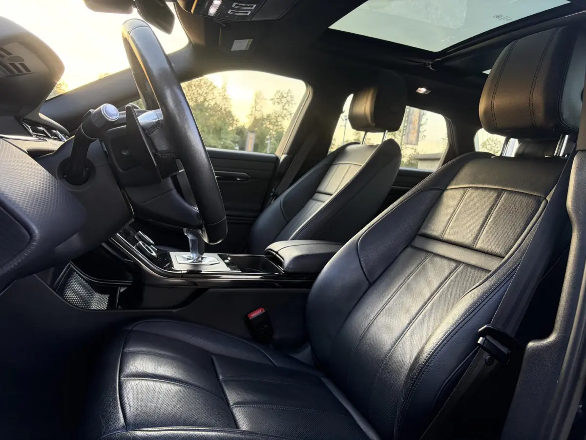 1.5 P300e AWD R-Dynamic HSE ✓2e Eigenaar✓Carplay✓Camera✓Navi✓Pano✓Leder✓Stoelverw-Stuurverw✓Clima✓Cruise✓Pdc V+A✓309pk✓Lm velgen✓Bj 11-2020✓N.A.P✓Nieuwe Apk bij