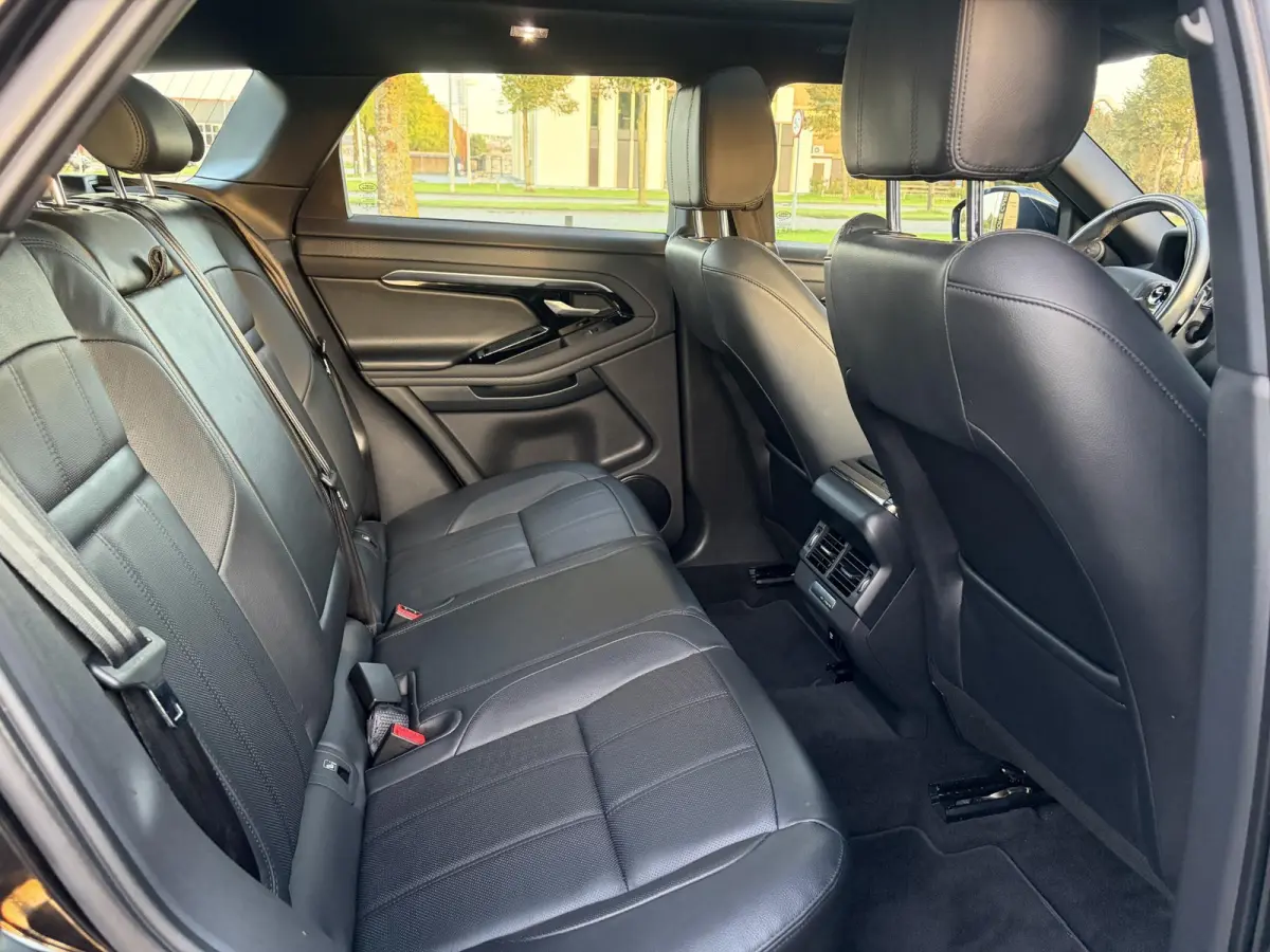 1.5 P300e AWD R-Dynamic HSE ✓2e Eigenaar✓Carplay✓Camera✓Navi✓Pano✓Leder✓Stoelverw-Stuurverw✓Clima✓Cruise✓Pdc V+A✓309pk✓Lm velgen✓Bj 11-2020✓N.A.P✓Nieuwe Apk bij