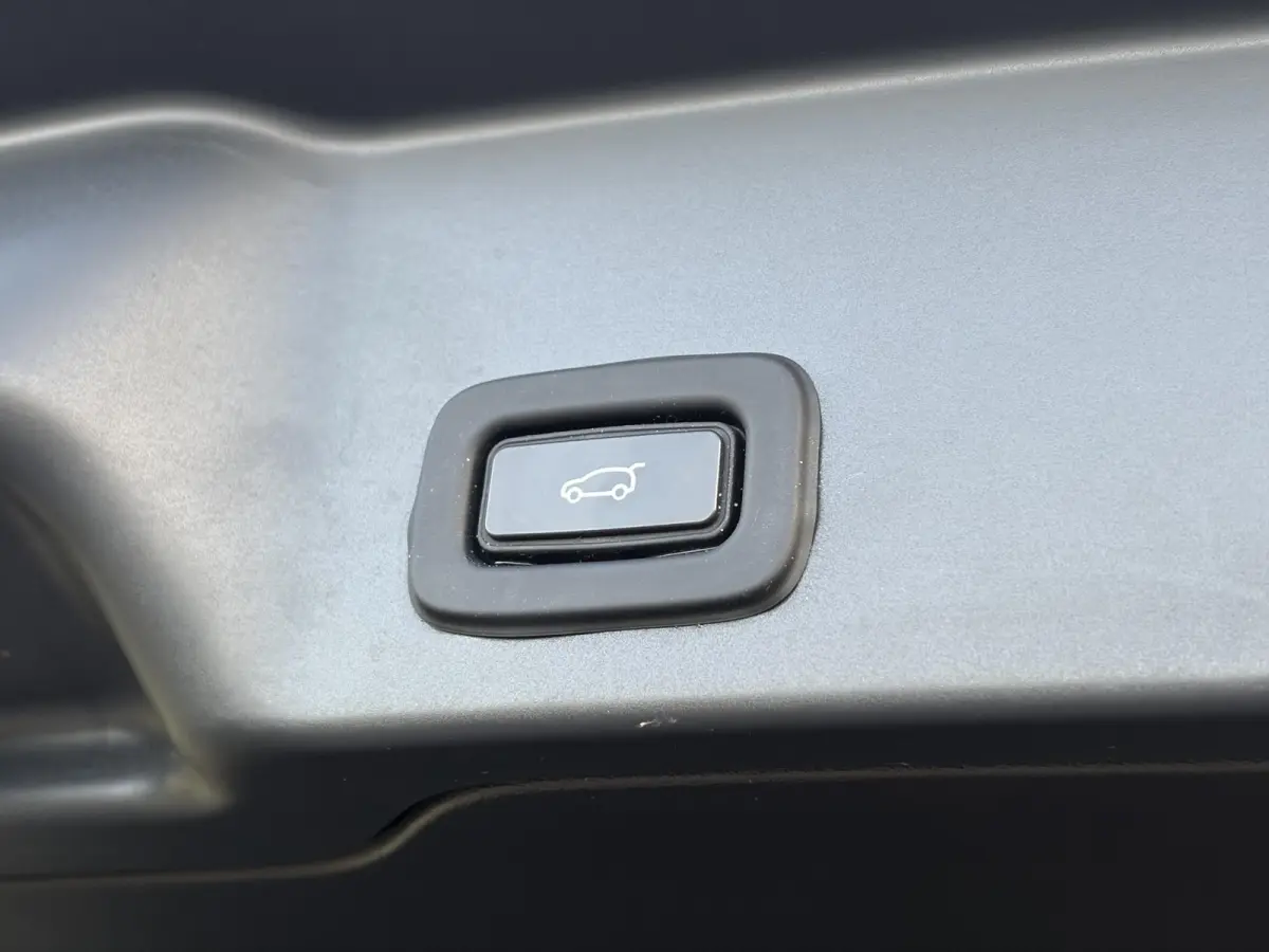 1.5 P300e AWD R-Dynamic HSE ✓2e Eigenaar✓Carplay✓Camera✓Navi✓Pano✓Leder✓Stoelverw-Stuurverw✓Clima✓Cruise✓Pdc V+A✓309pk✓Lm velgen✓Bj 11-2020✓N.A.P✓Nieuwe Apk bij